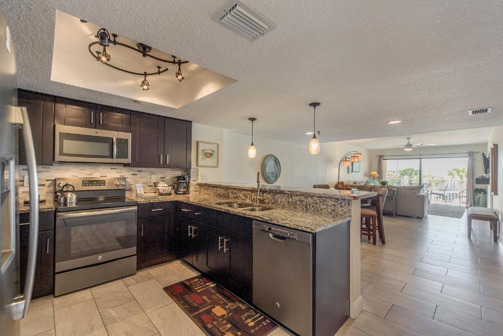 John's Pass Updated 2B/2B - Beach Place #102